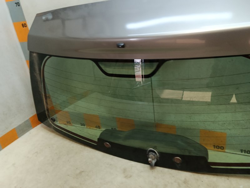 Стекло двери багажника