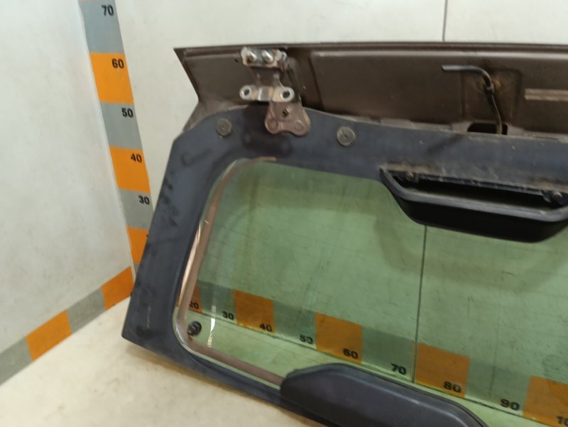 Стекло двери багажника