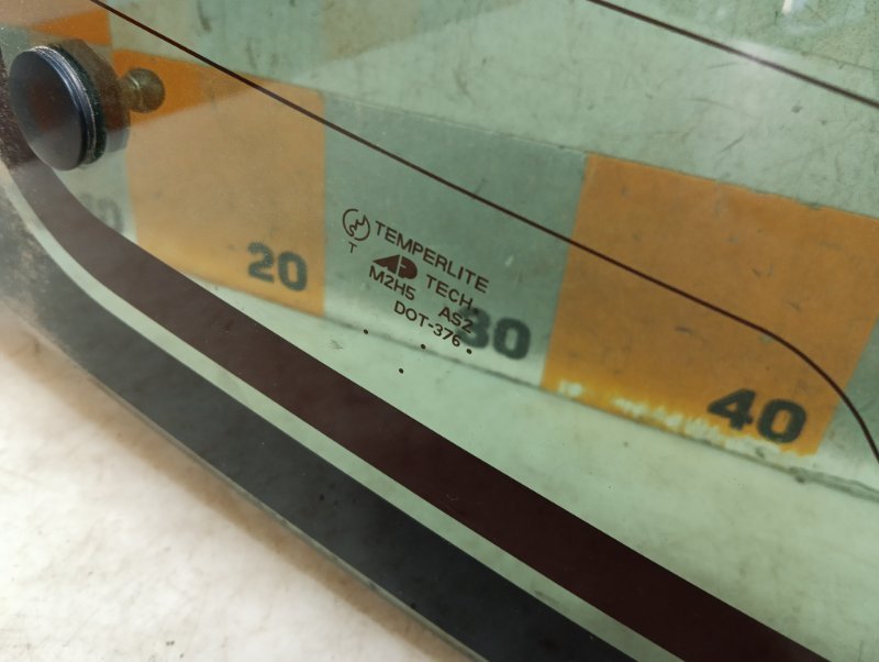 Стекло двери багажника