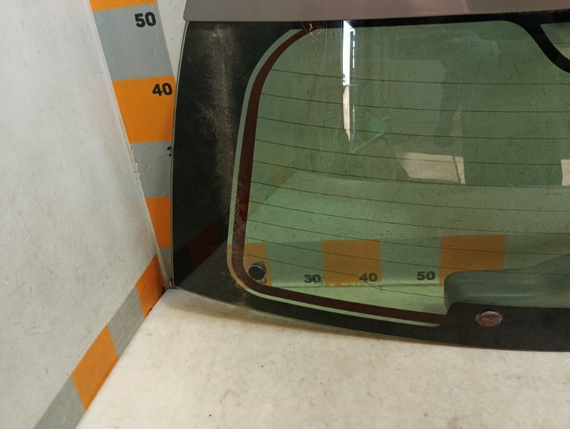 Стекло двери багажника