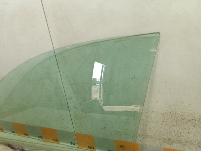 Стекло двери передней левой