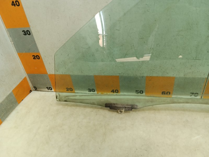 Стекло двери передней левой