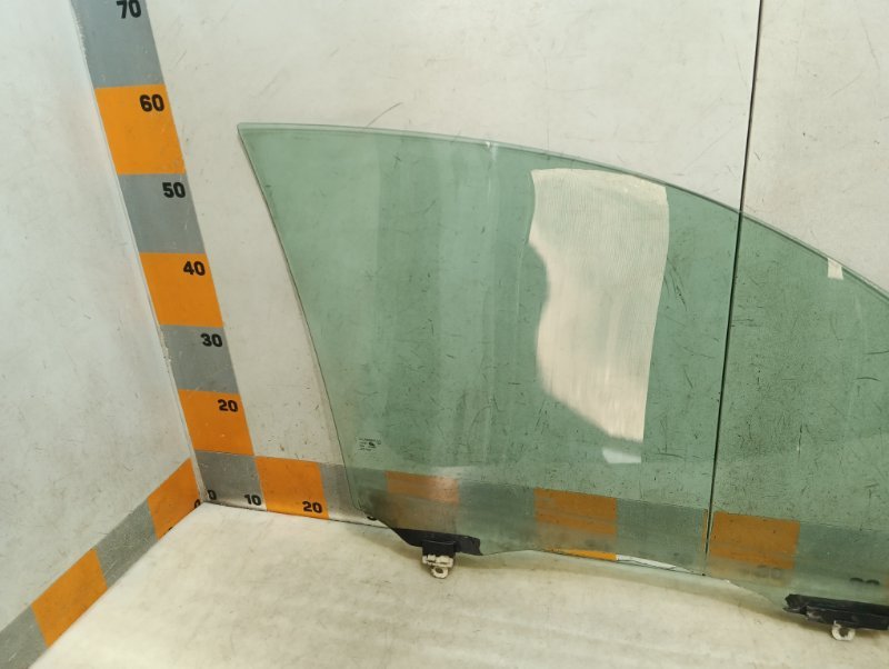 Стекло двери передней левой