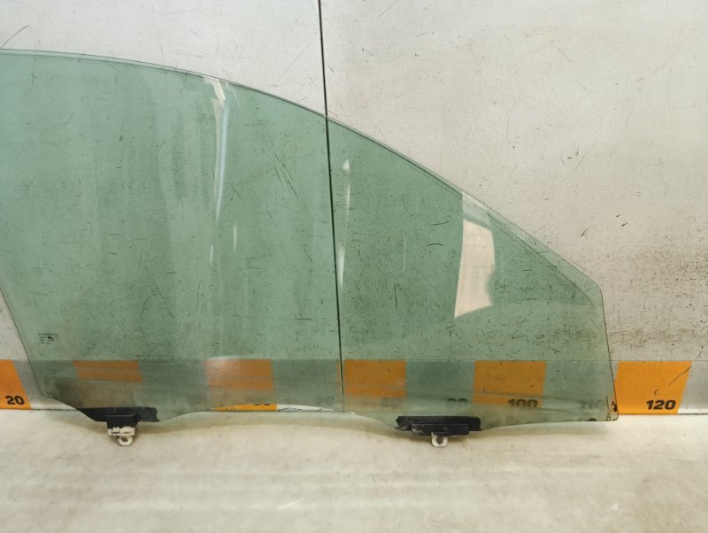 Стекло двери передней левой