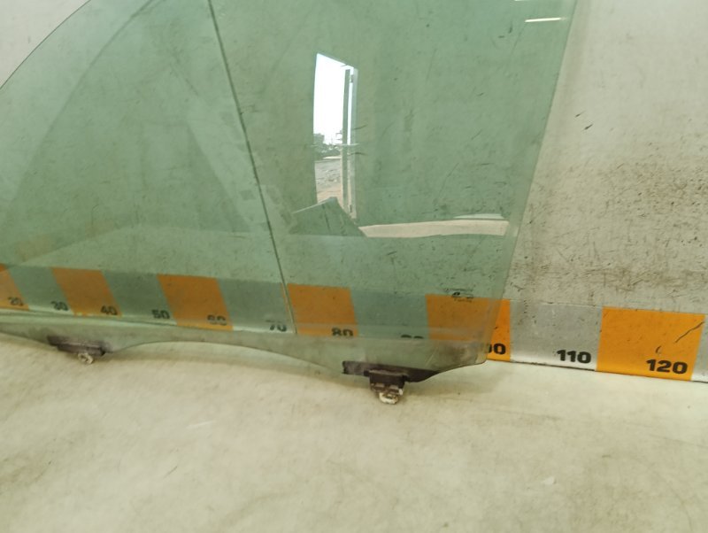 Стекло двери передней левой