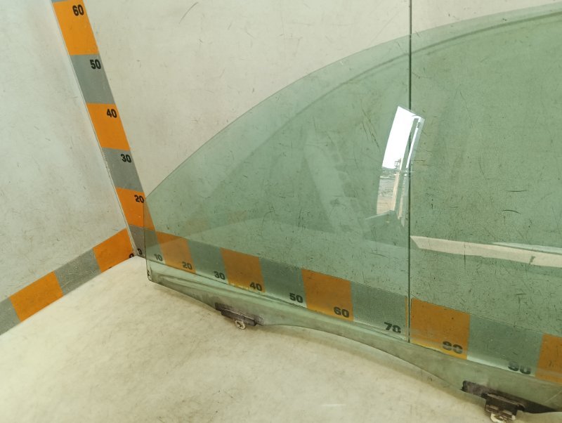 Стекло двери передней левой