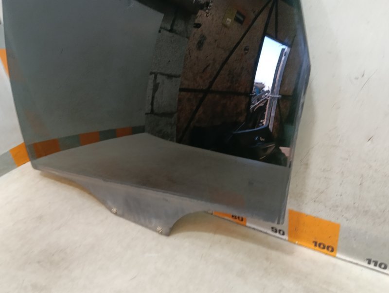 Стекло двери задней левой