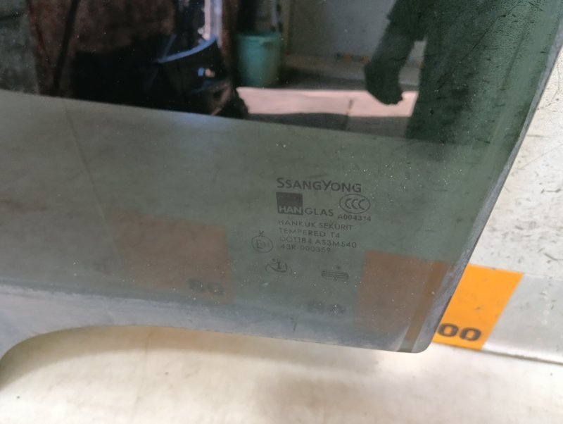 Стекло двери задней левой