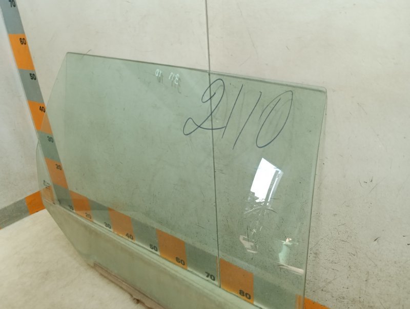 Стекло двери задней правой