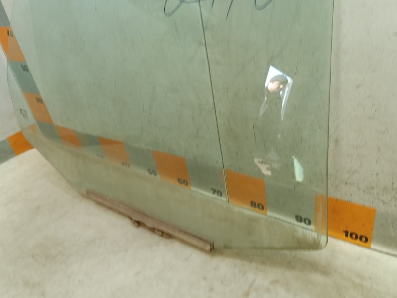 Стекло двери задней правой