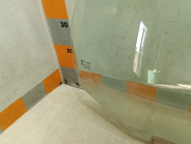 Стекло двери задней правой