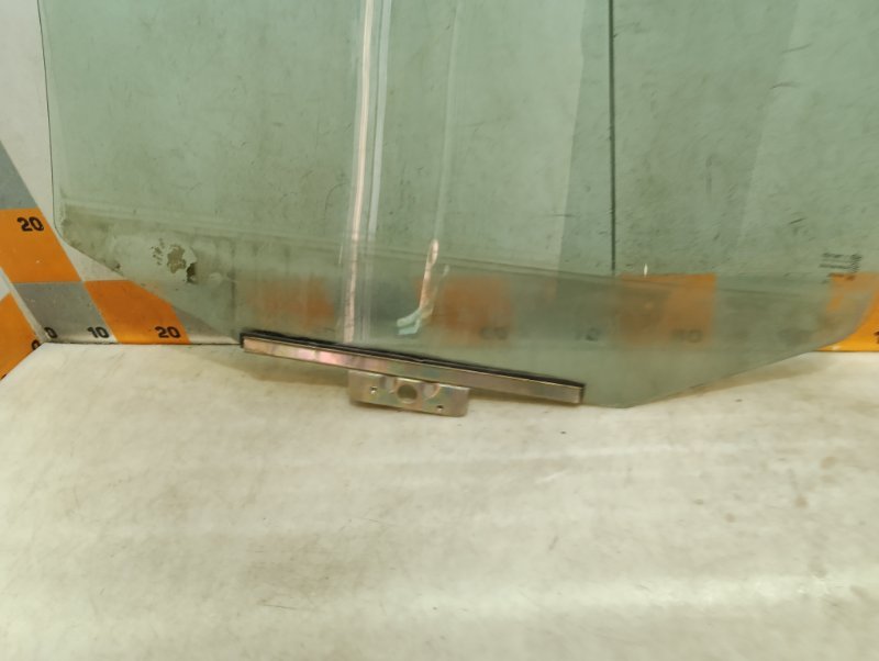 Стекло двери задней правой