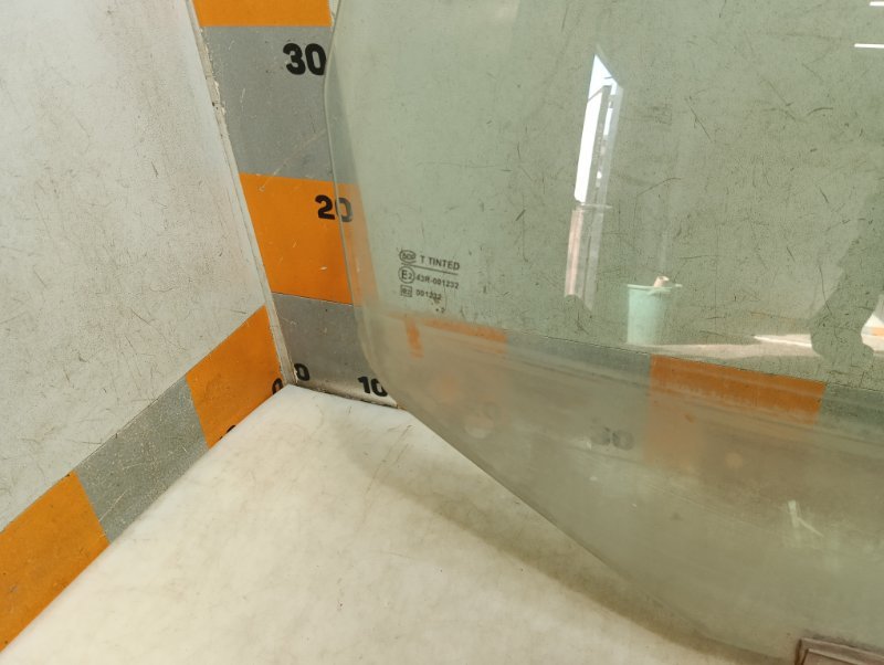 Стекло двери задней правой