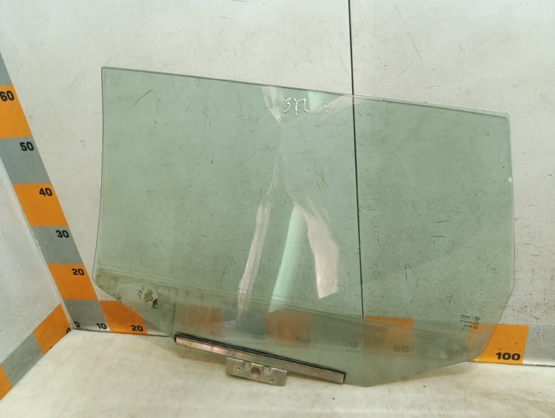 Стекло двери задней правой