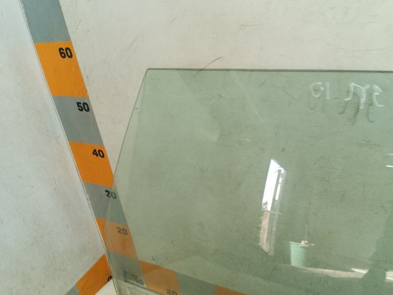 Стекло двери задней правой