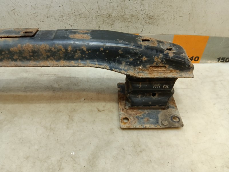 Усилитель переднего бампера