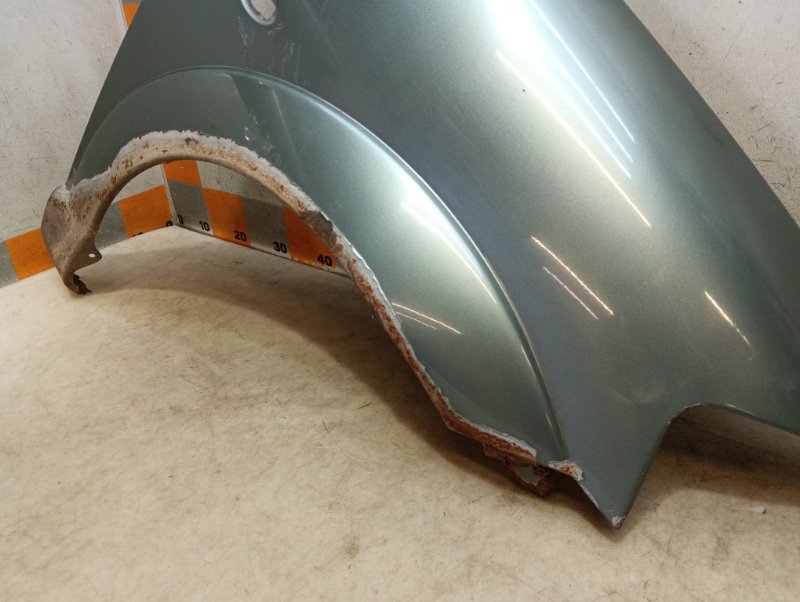 Крыло переднее правое