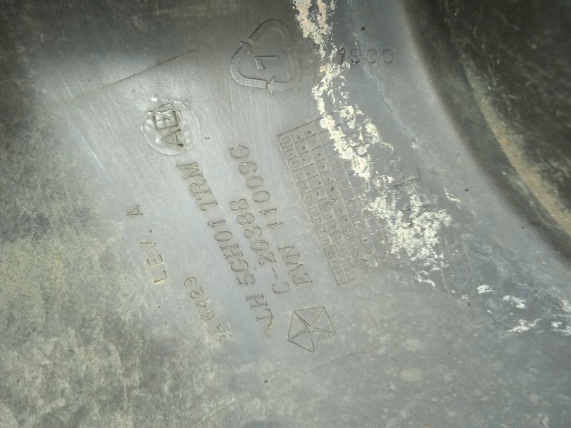 Накладка переднего крыла левого