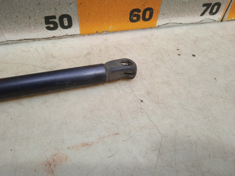 Амортизатор капота