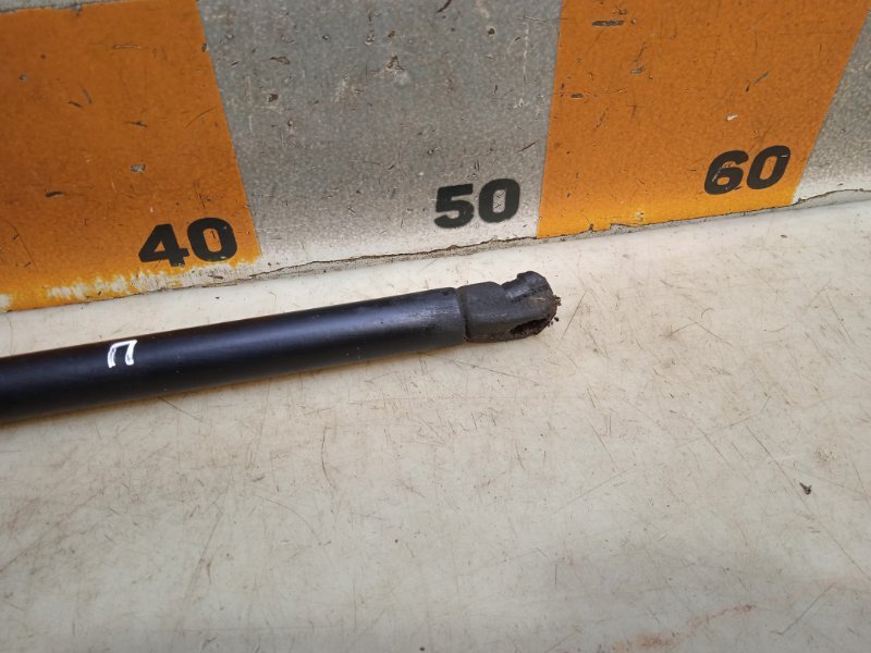 Амортизатор капота