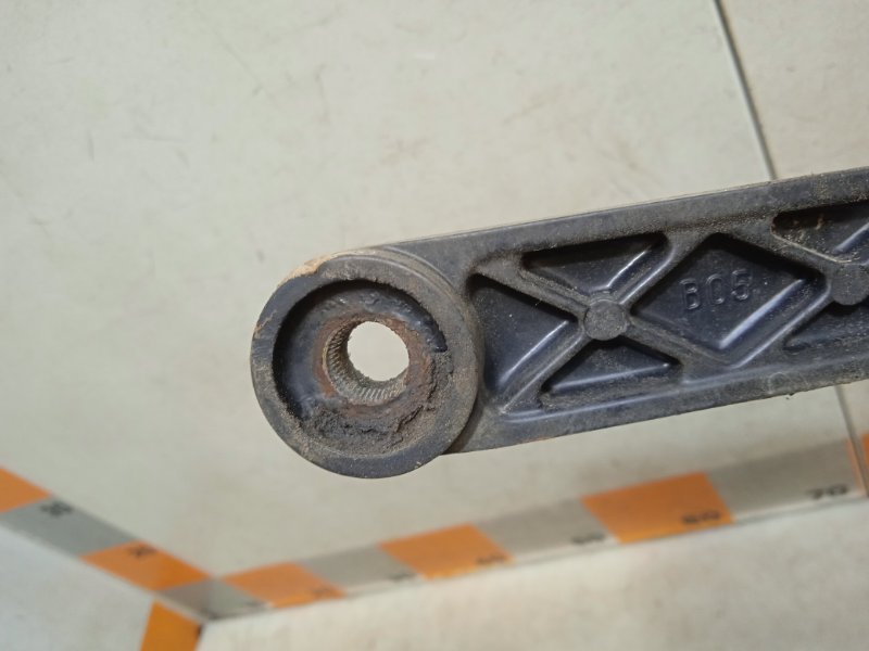 Поводок стеклоочистителя передний левый