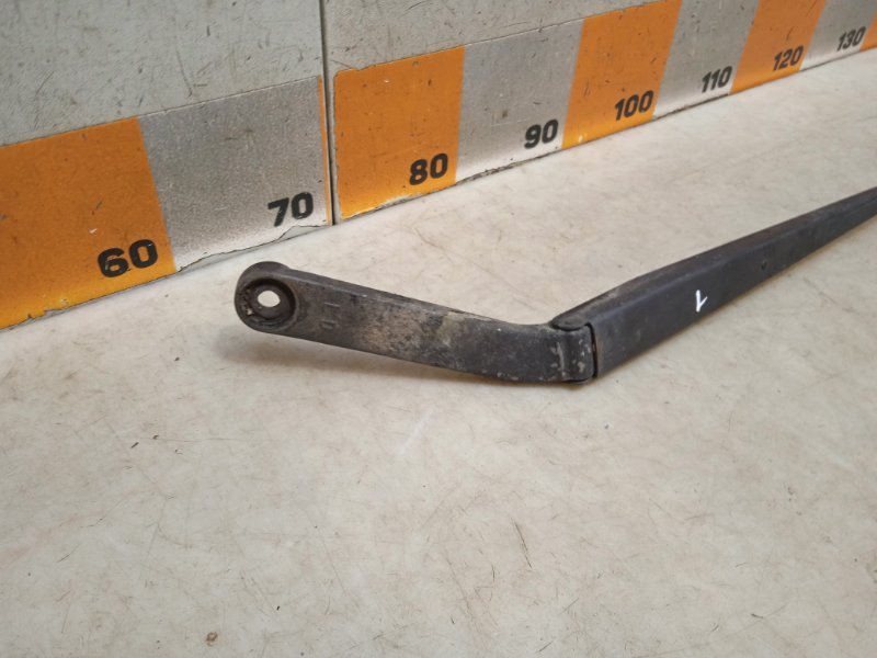 Поводок стеклоочистителя передний левый