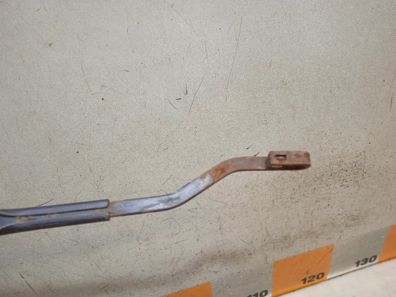 Поводок стеклоочистителя передний левый