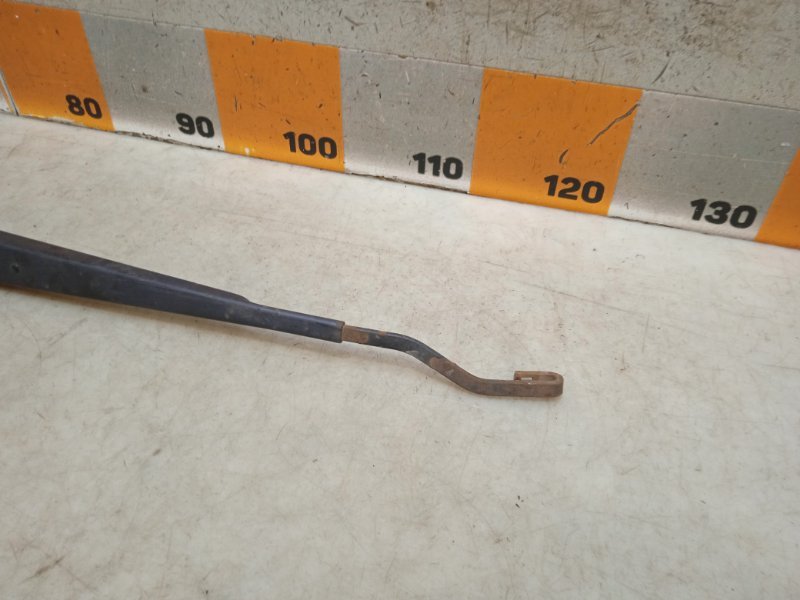 Поводок стеклоочистителя передний левый