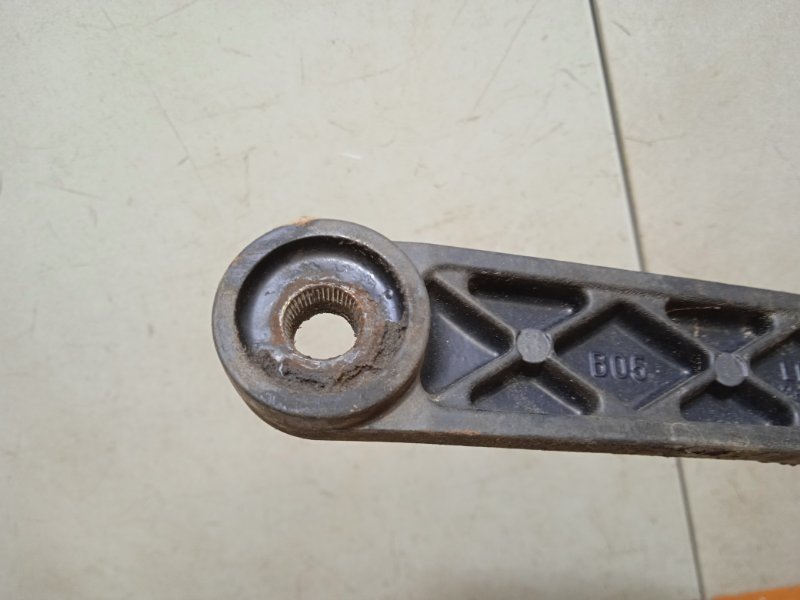 Поводок стеклоочистителя передний левый