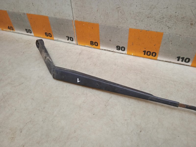 Поводок стеклоочистителя передний левый