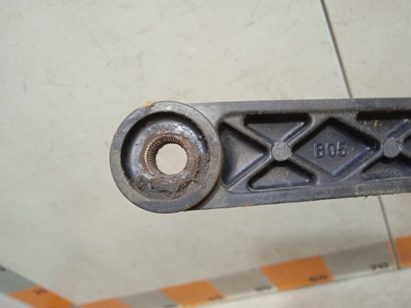 Поводок стеклоочистителя передний левый