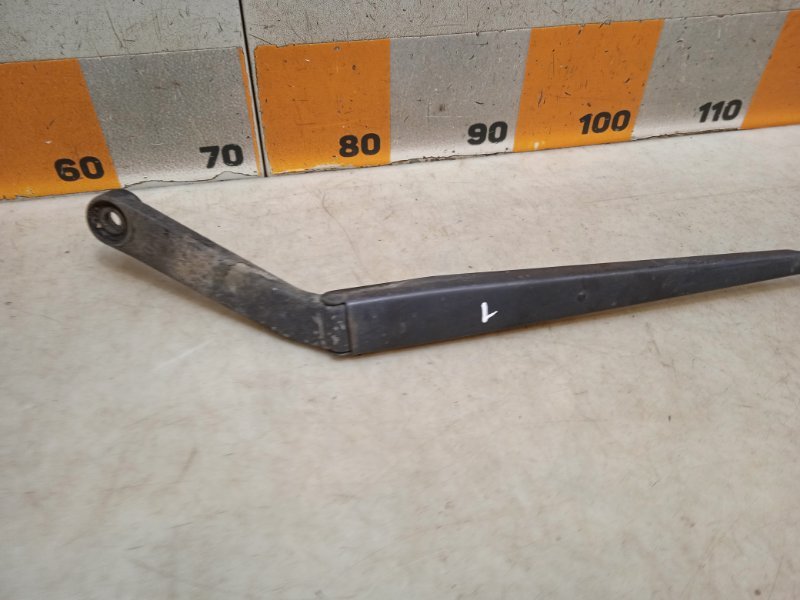 Поводок стеклоочистителя передний левый