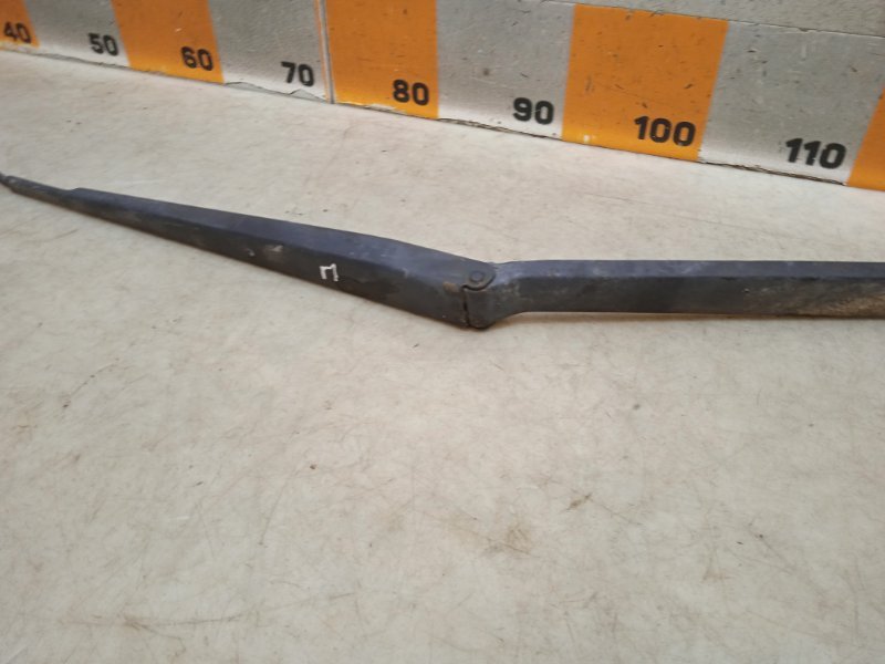 Поводок стеклоочистителя передний правый