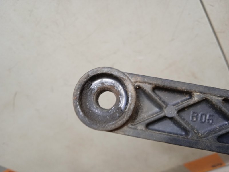 Поводок стеклоочистителя передний правый