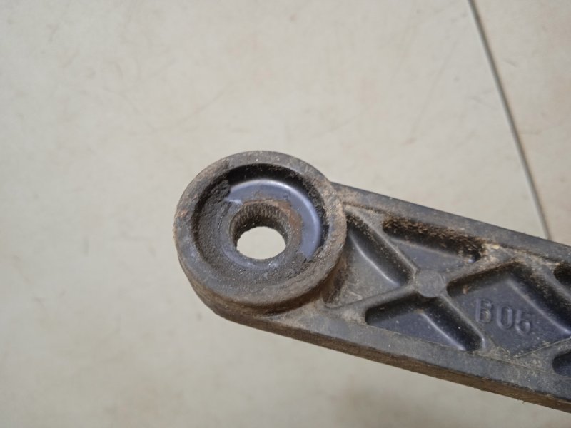 Поводок стеклоочистителя передний правый