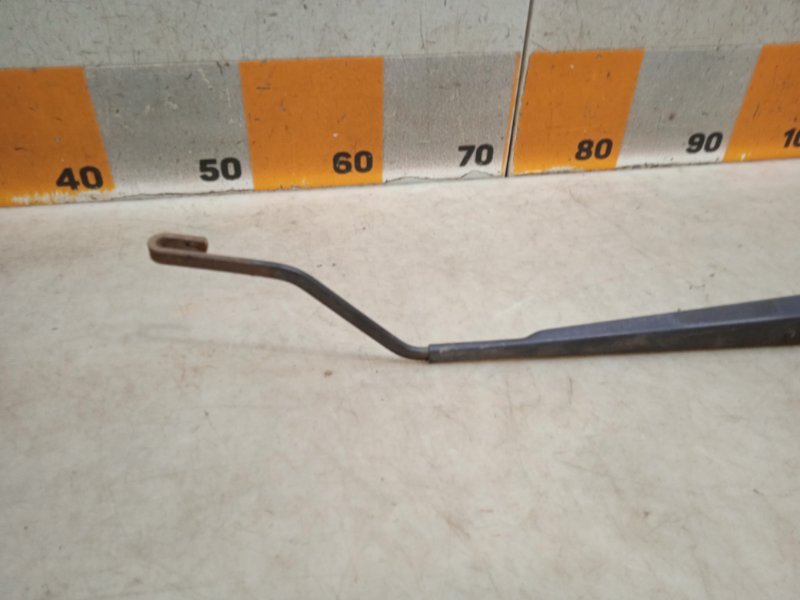 Поводок стеклоочистителя передний правый