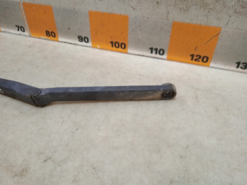 Поводок стеклоочистителя передний правый