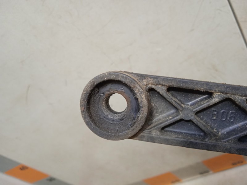 Поводок стеклоочистителя передний правый