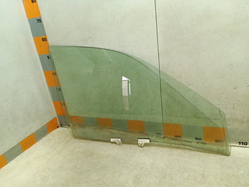 Стекло двери передней правой