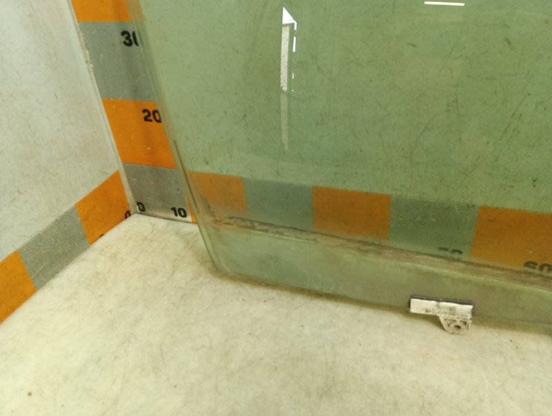 Стекло двери передней правой