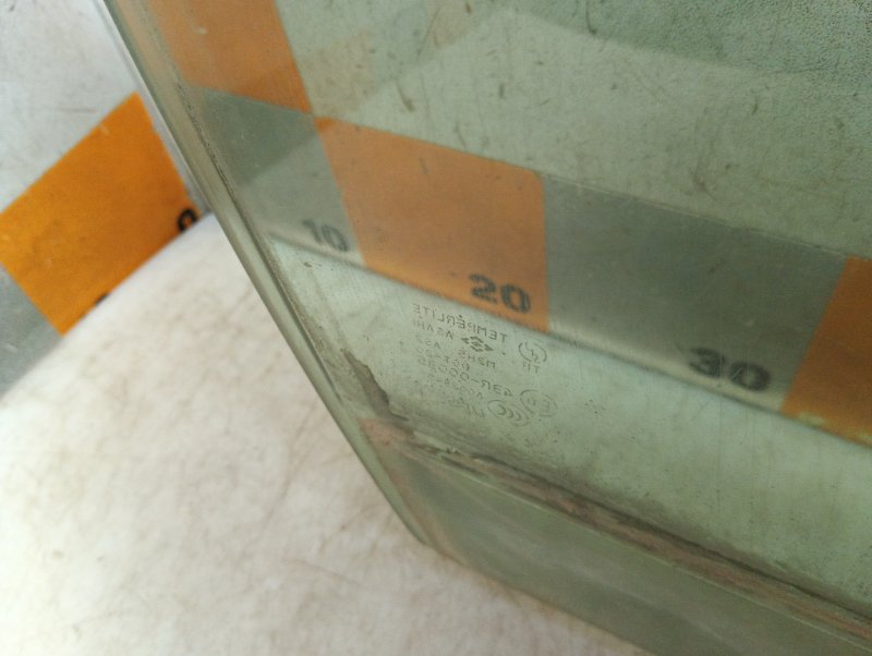 Стекло двери передней правой