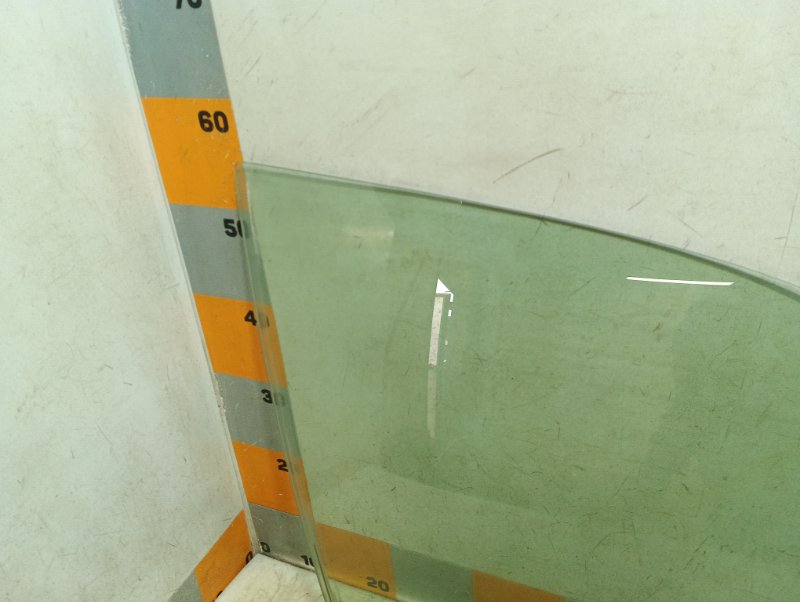 Стекло двери передней правой