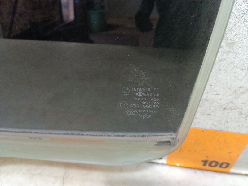 Стекло двери задней левой