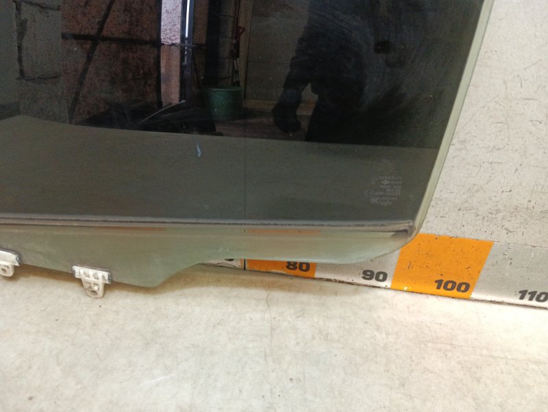 Стекло двери задней левой