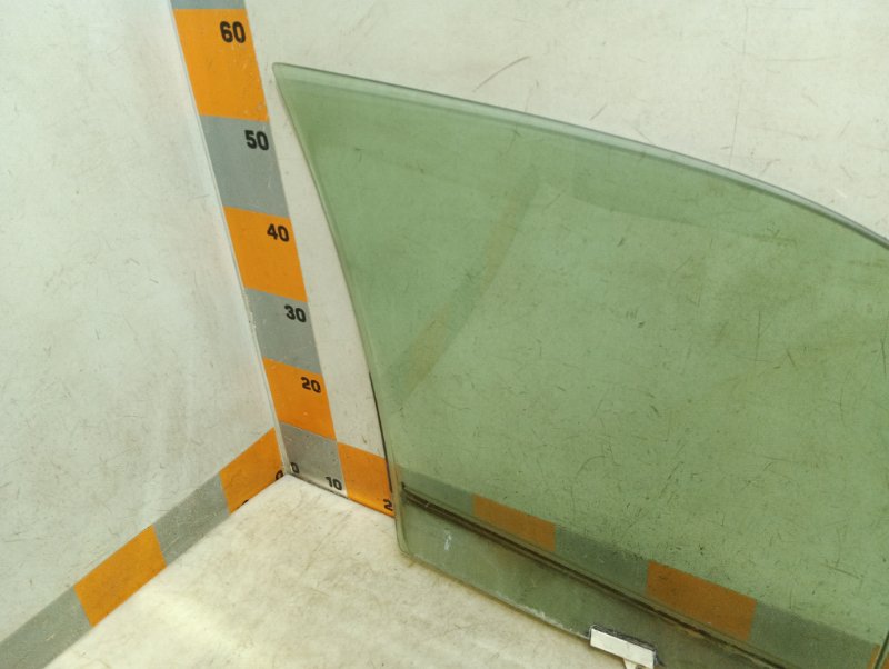 Стекло двери передней левой