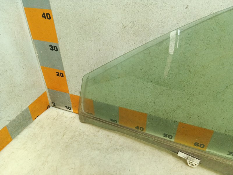 Стекло двери передней левой