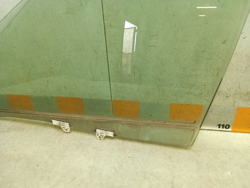 Стекло двери передней левой