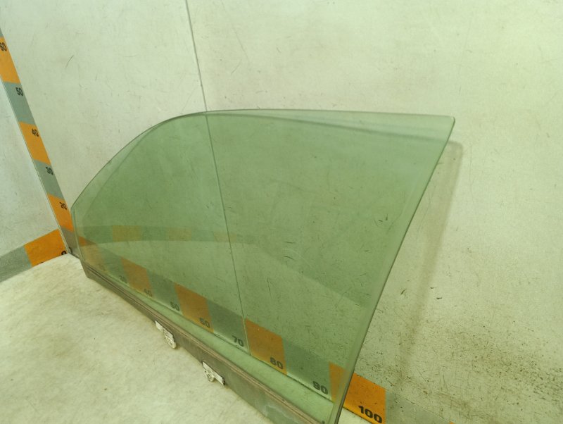Стекло двери передней левой