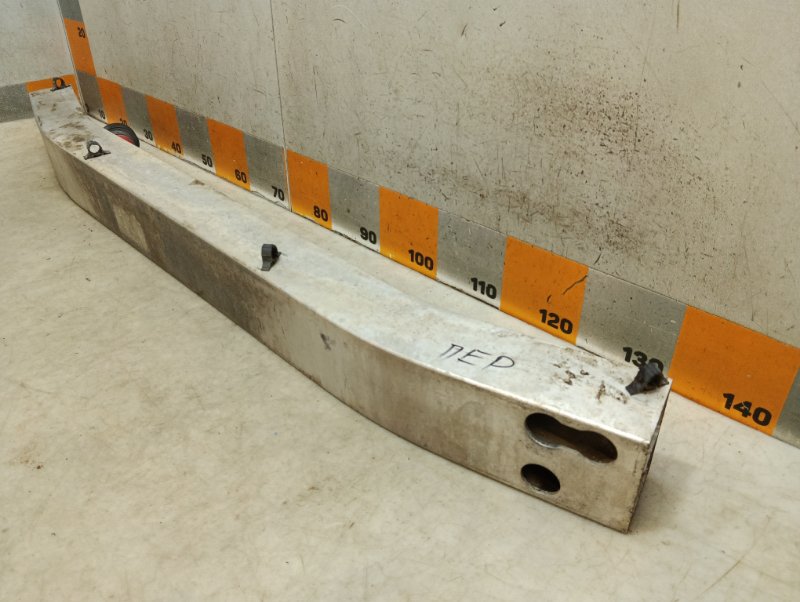 Усилитель переднего бампера