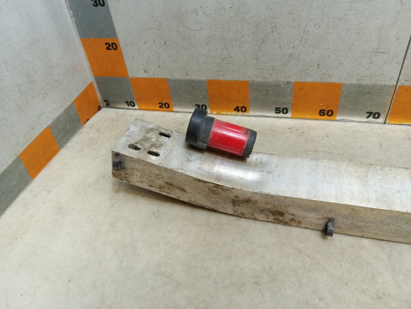 Усилитель переднего бампера